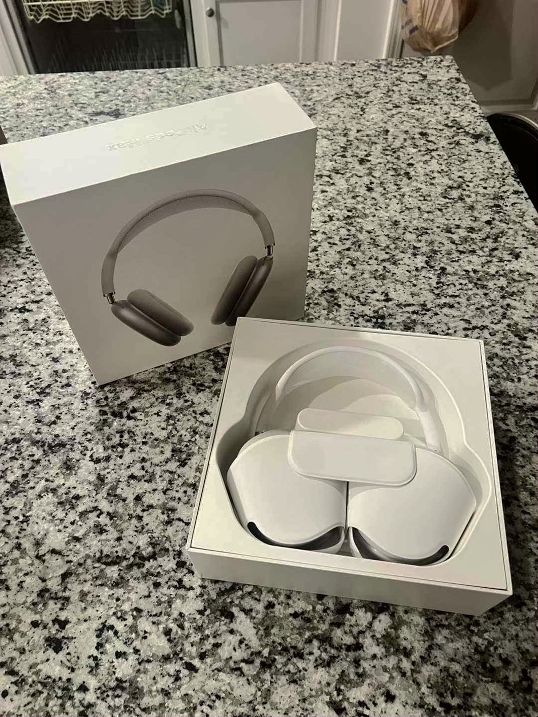 Apple Airpods Max 6O81 Used image 2