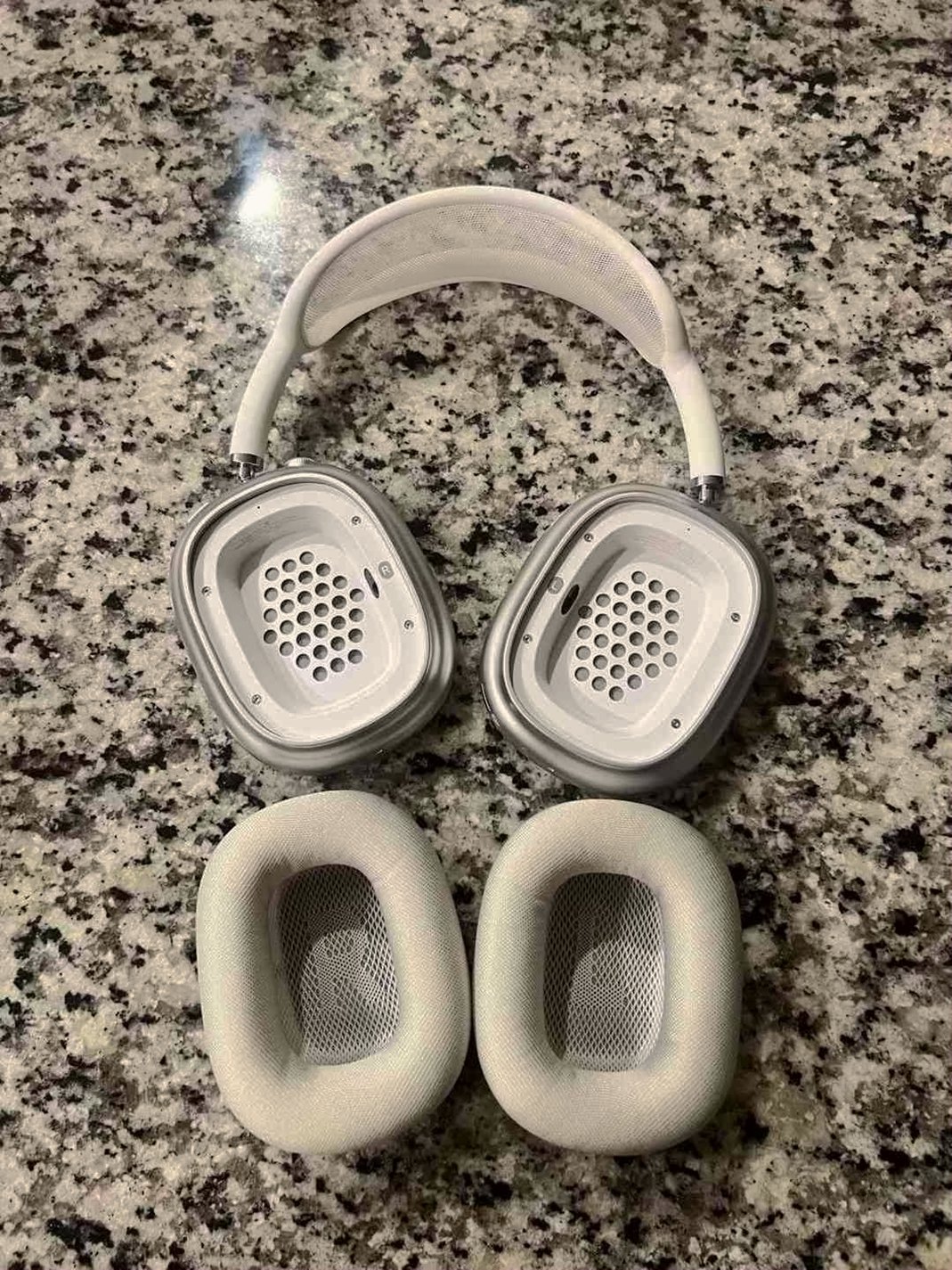 Apple Airpods Max 6O81 Used image 3