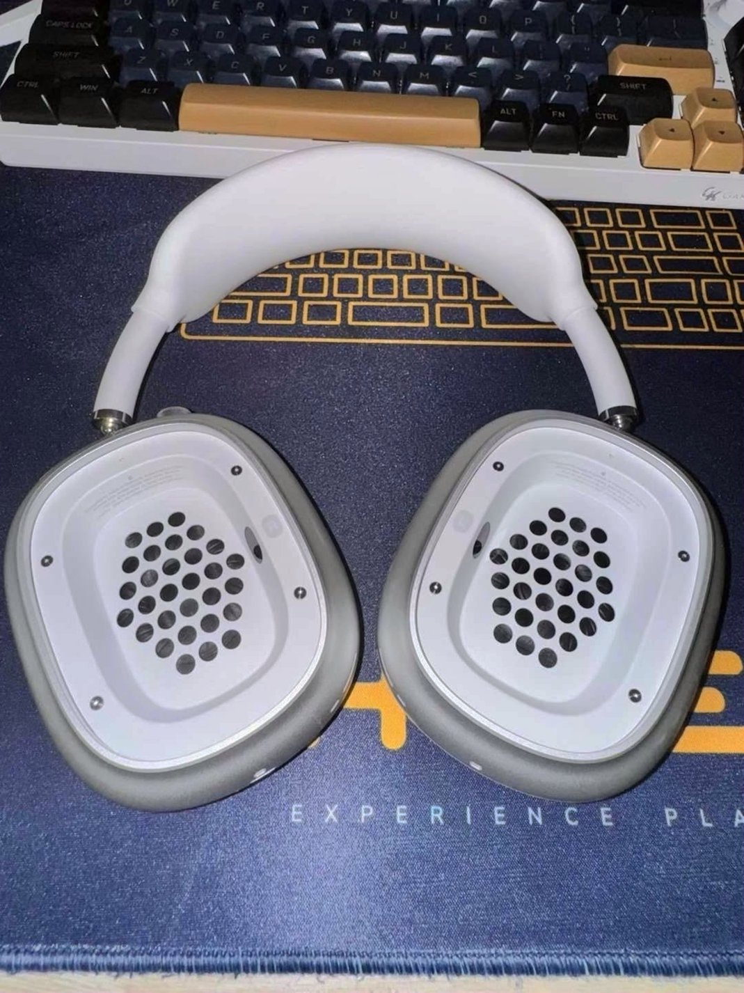 Apple AirPods Max 1P93 Silver - Used image 5