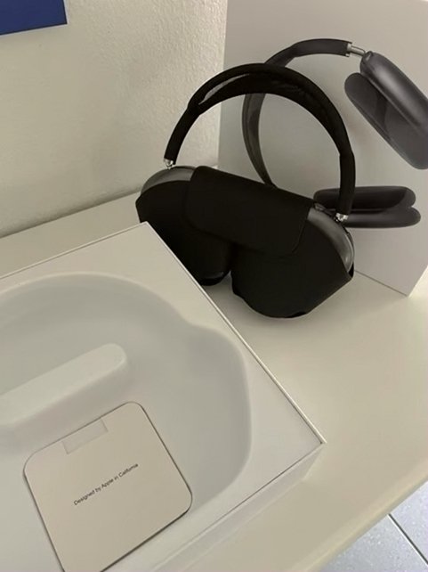 Apple AirPods Max Space Gray Unlocked - Used image 3