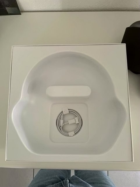 Apple AirPods Max Space Gray Unlocked - Used image 4