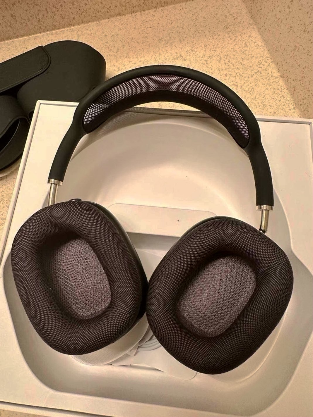 Apple AirPods Max Space Gray Unlocked - Used image 2