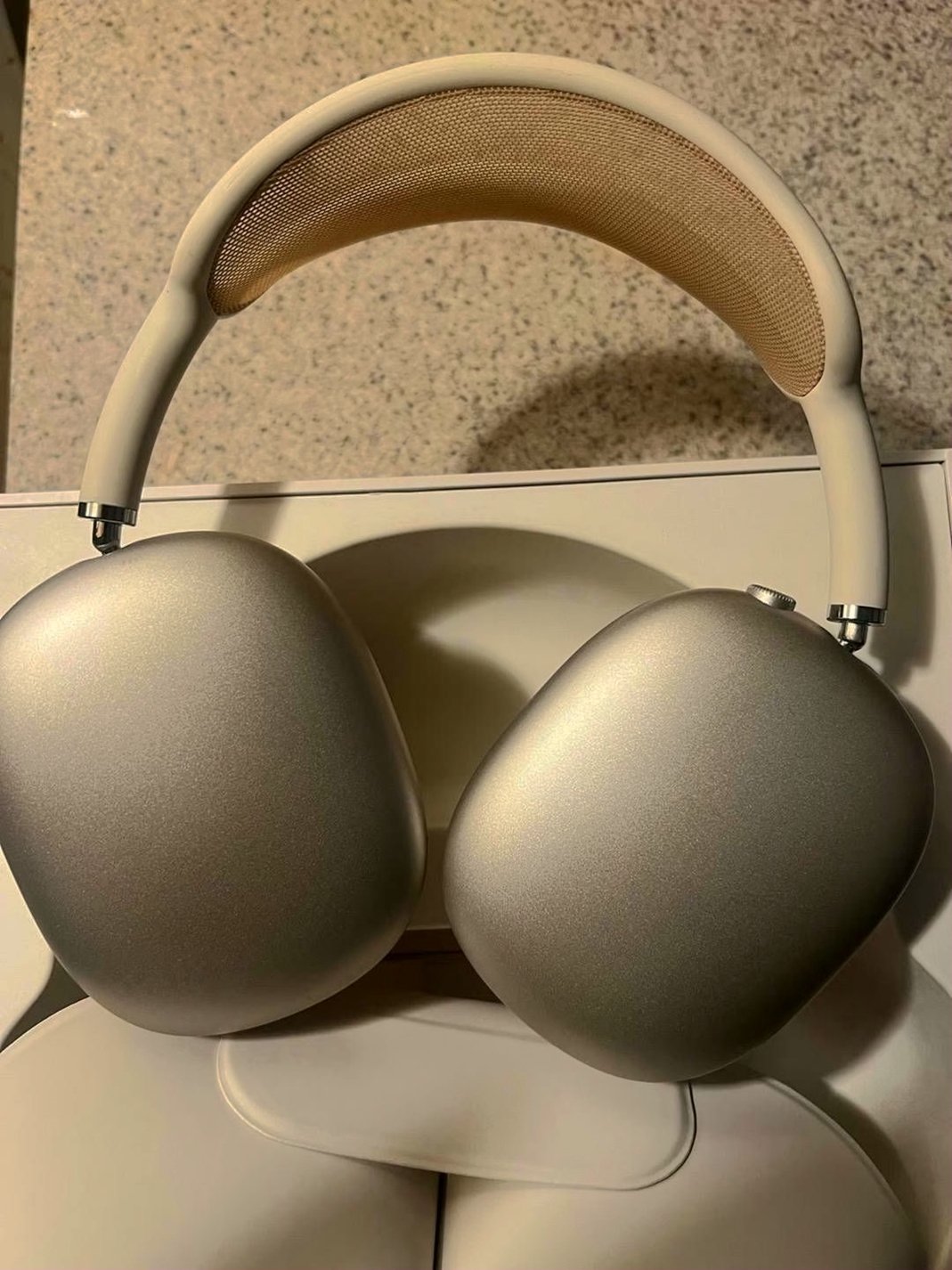Apple AirPods Max Starlight Unlocked - Used image 2