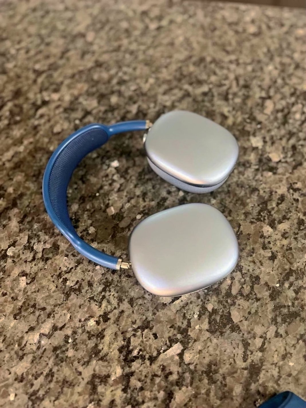 Apple AirPods Max 2J12 - Used image 2