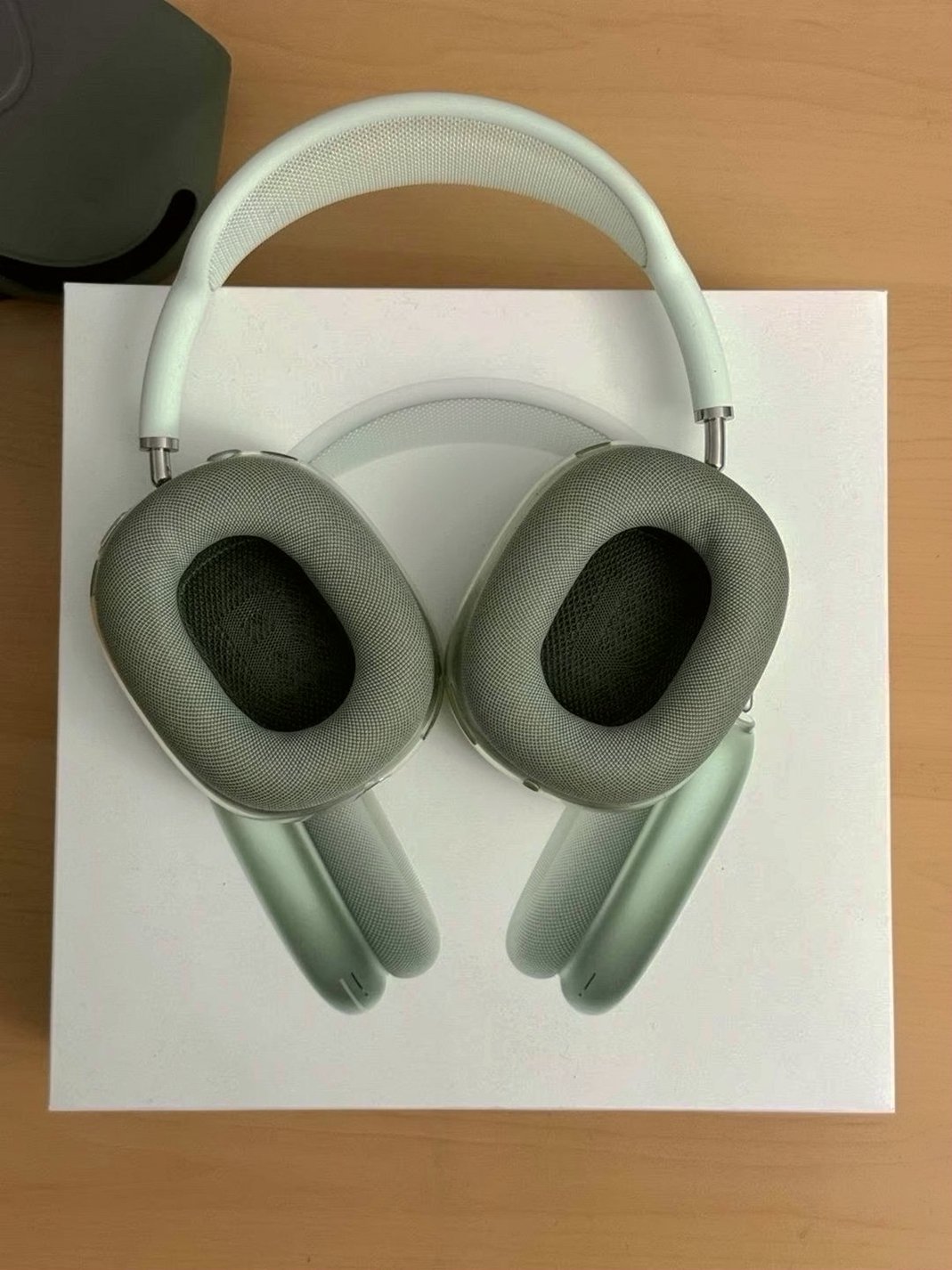 Apple AirPods Max Green Unlocked - Used image 4