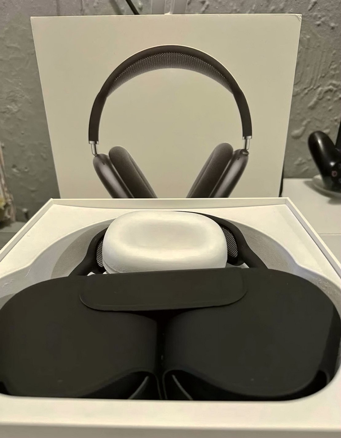 Apple AirPods Pro Max Space Gray Refurbished - B Grade image 3