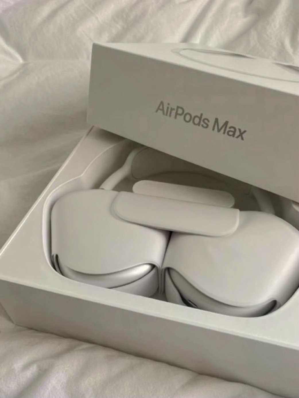 Apple AirPods Max White Unlocked - Used image 2