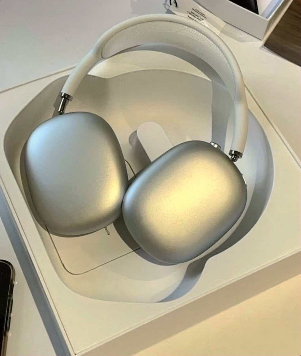 Apple AirPods Max White Unlocked - Used image 3