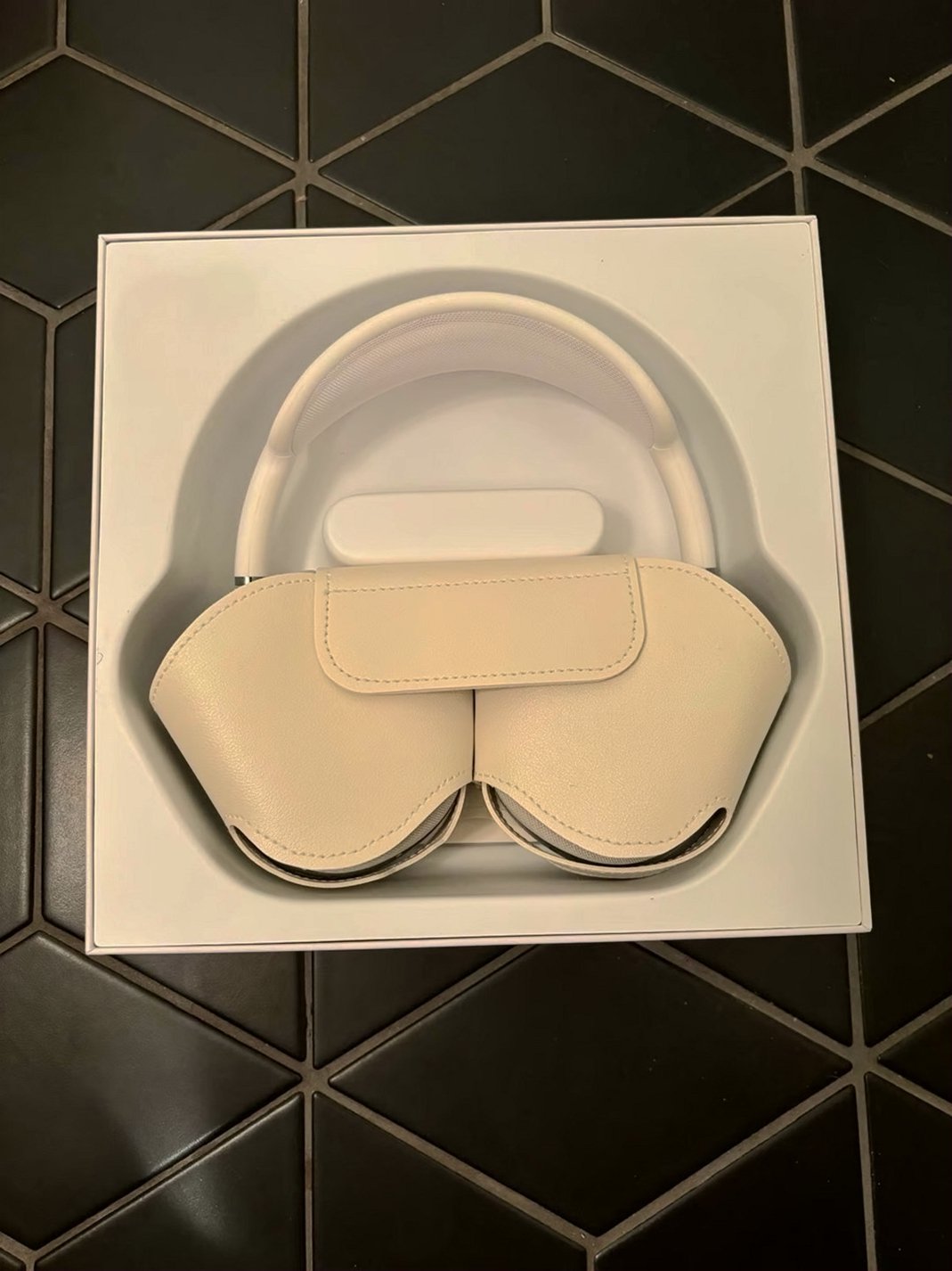 Apple AirPods Max Silver Unlocked - Used image 3