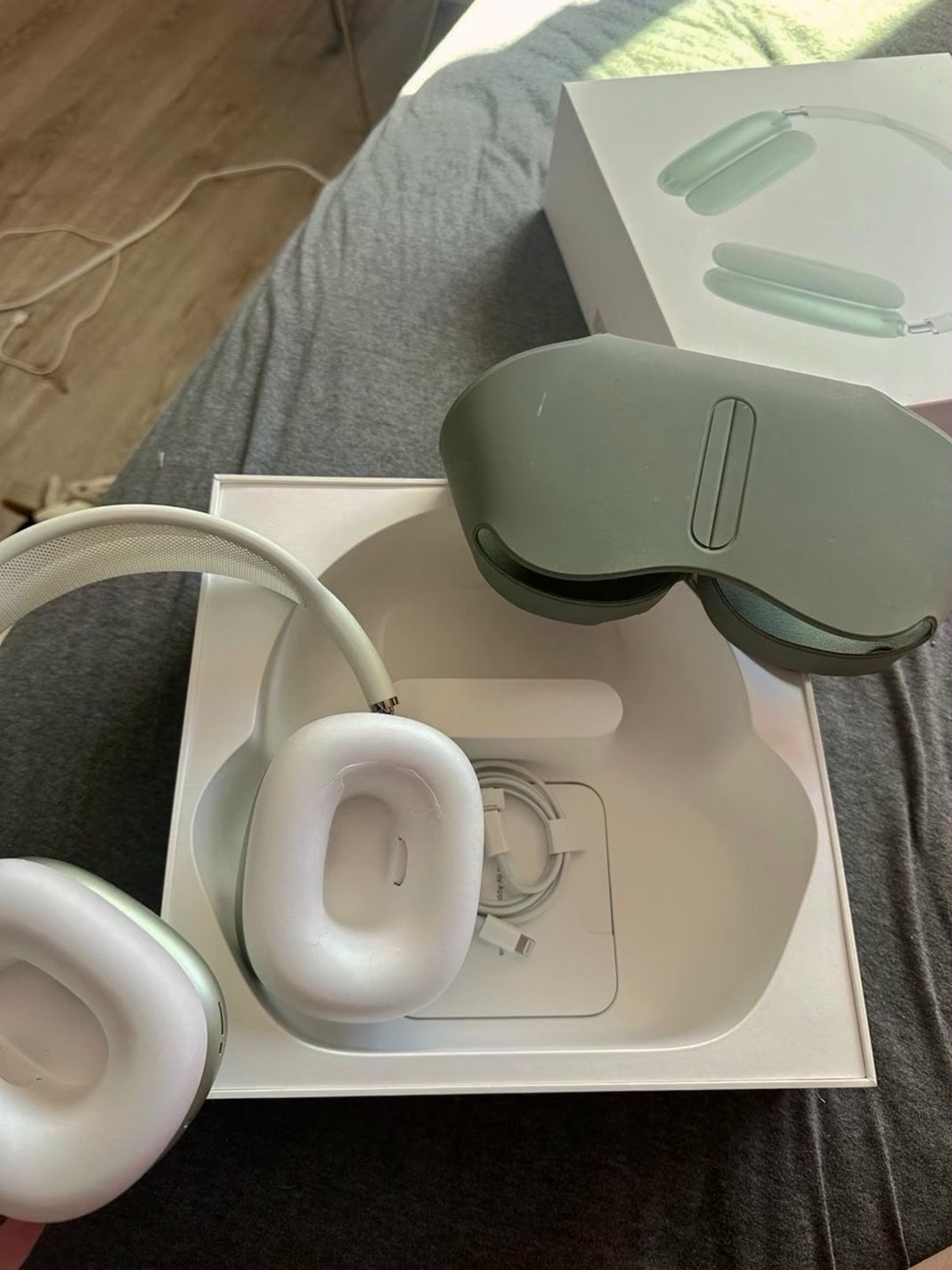 Apple AirPods Max 2D82 Used image 2