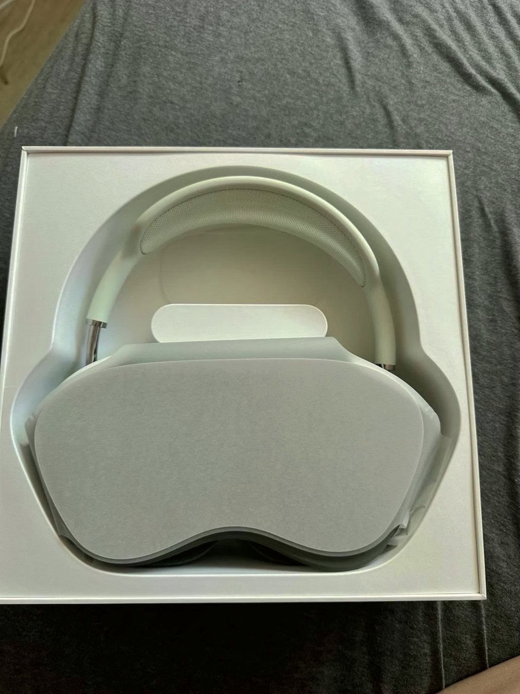 Apple AirPods Max 2D82 Used image 3