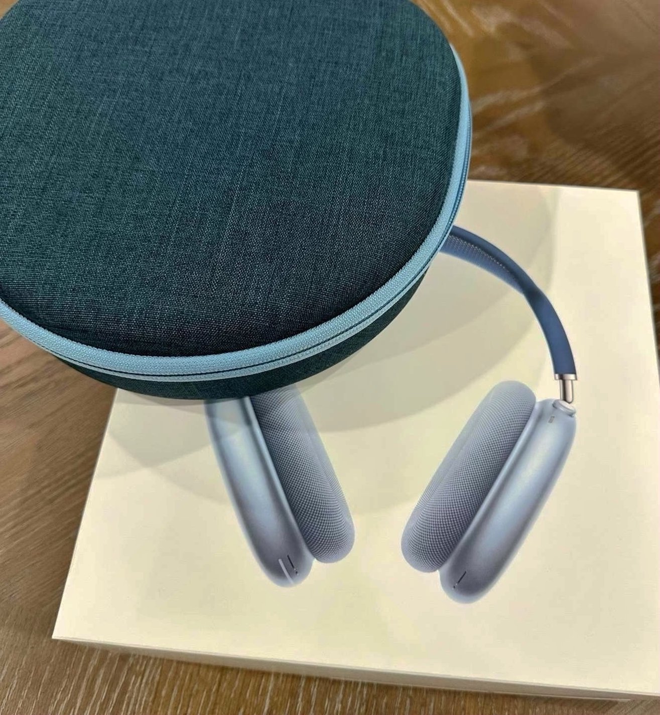 Apple AirPod Max Sky Blue Unlocked - Used