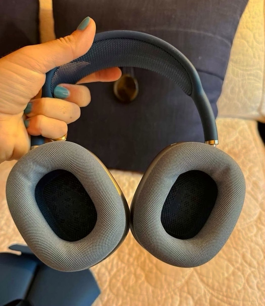 Apple AirPods Max Sky Blue Used image 2