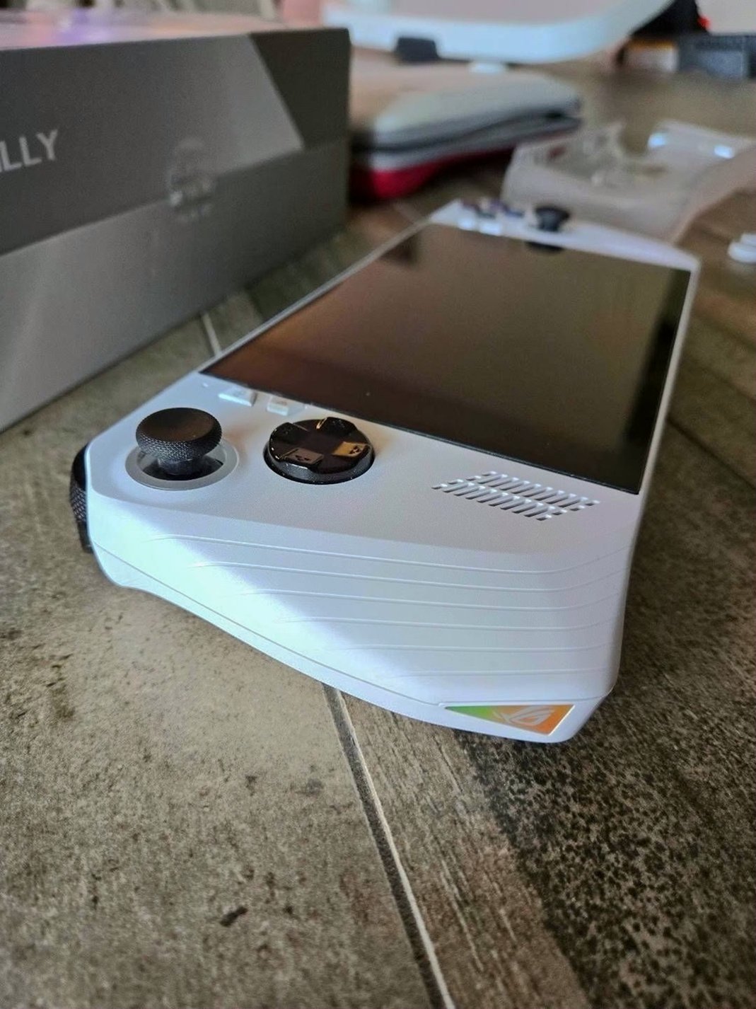 ASUS ROG Ally Z1 Extreme 2TB White Unlocked - Used image 4