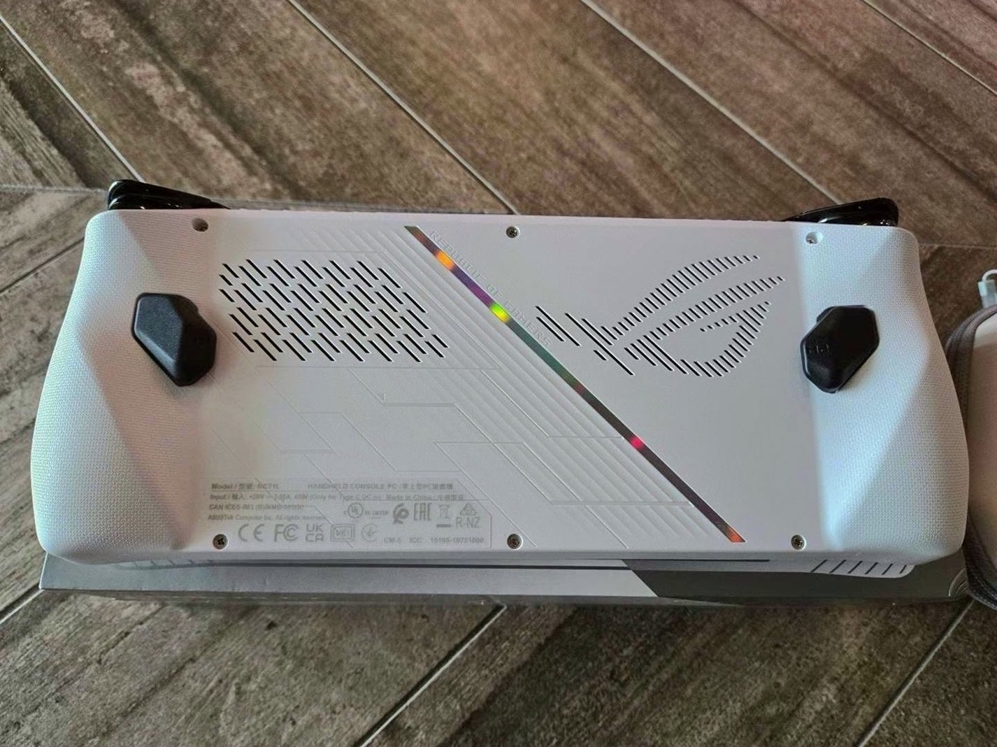 ASUS ROG Ally Z1 Extreme 2TB White Unlocked - Used image 5