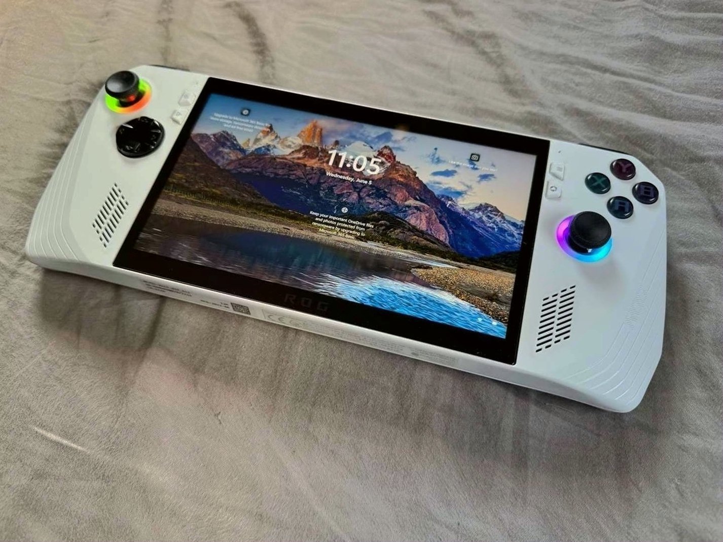 ASUS ROG Ally Z1 Extreme 3G86 512GB White Unlocked - Used image 2