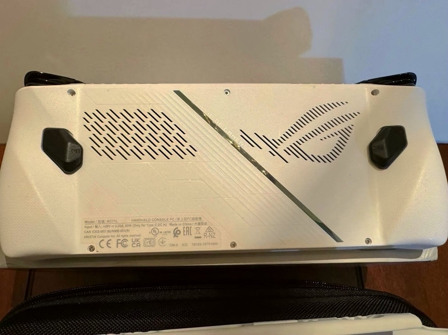 ASUS Rog Ally Z1 Extreme 1TB Black Unlocked - Used image 3