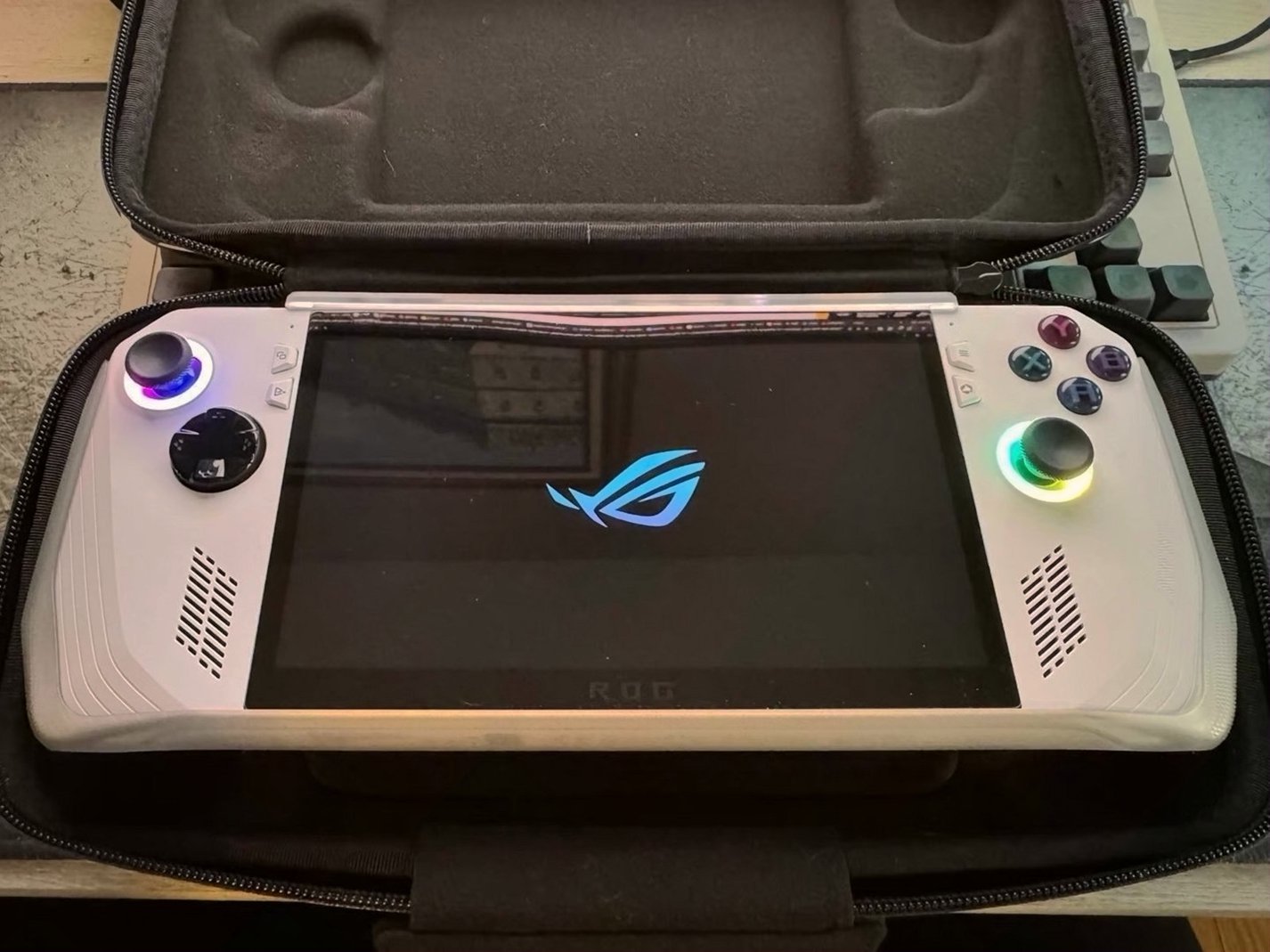 Asus ROG Ally Z1 Extreme 1TB Unlocked Used image 4