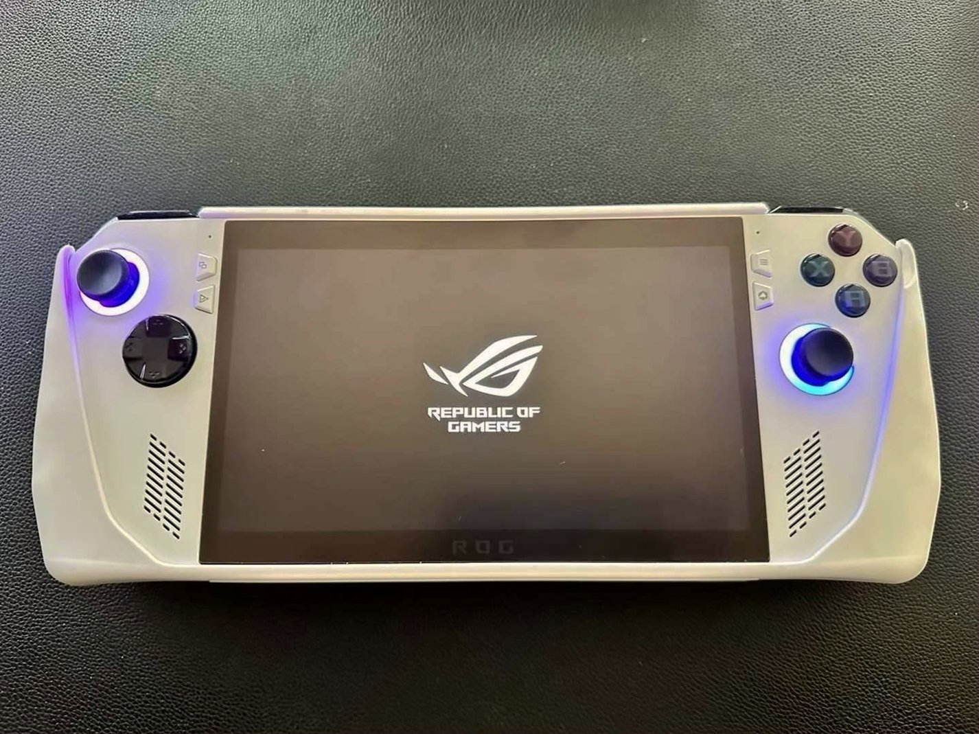 ASUS Rog Ally Z1 80GB White Unlocked - Used image 2