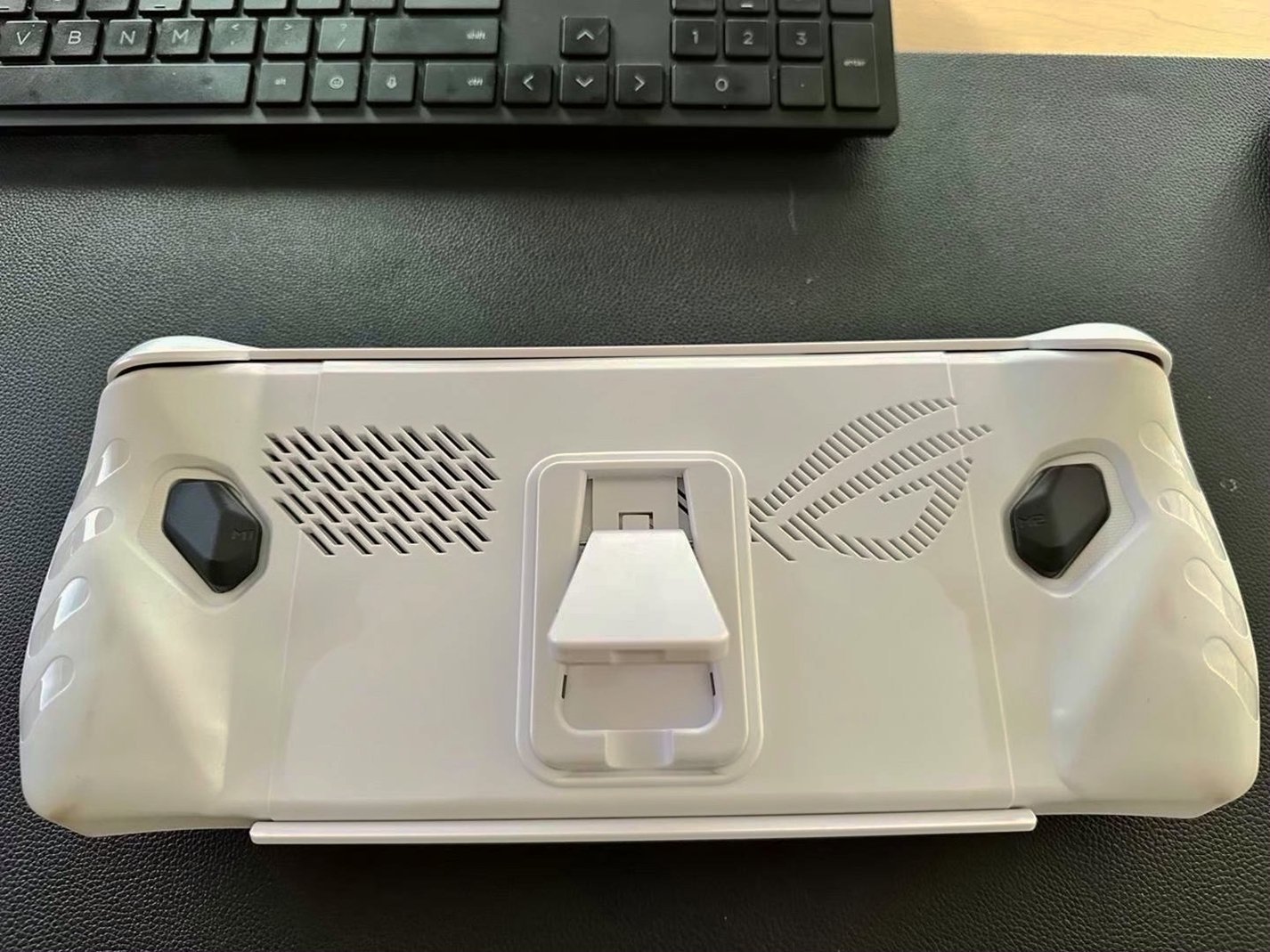 ASUS Rog Ally Z1 80GB White Unlocked - Used image 5