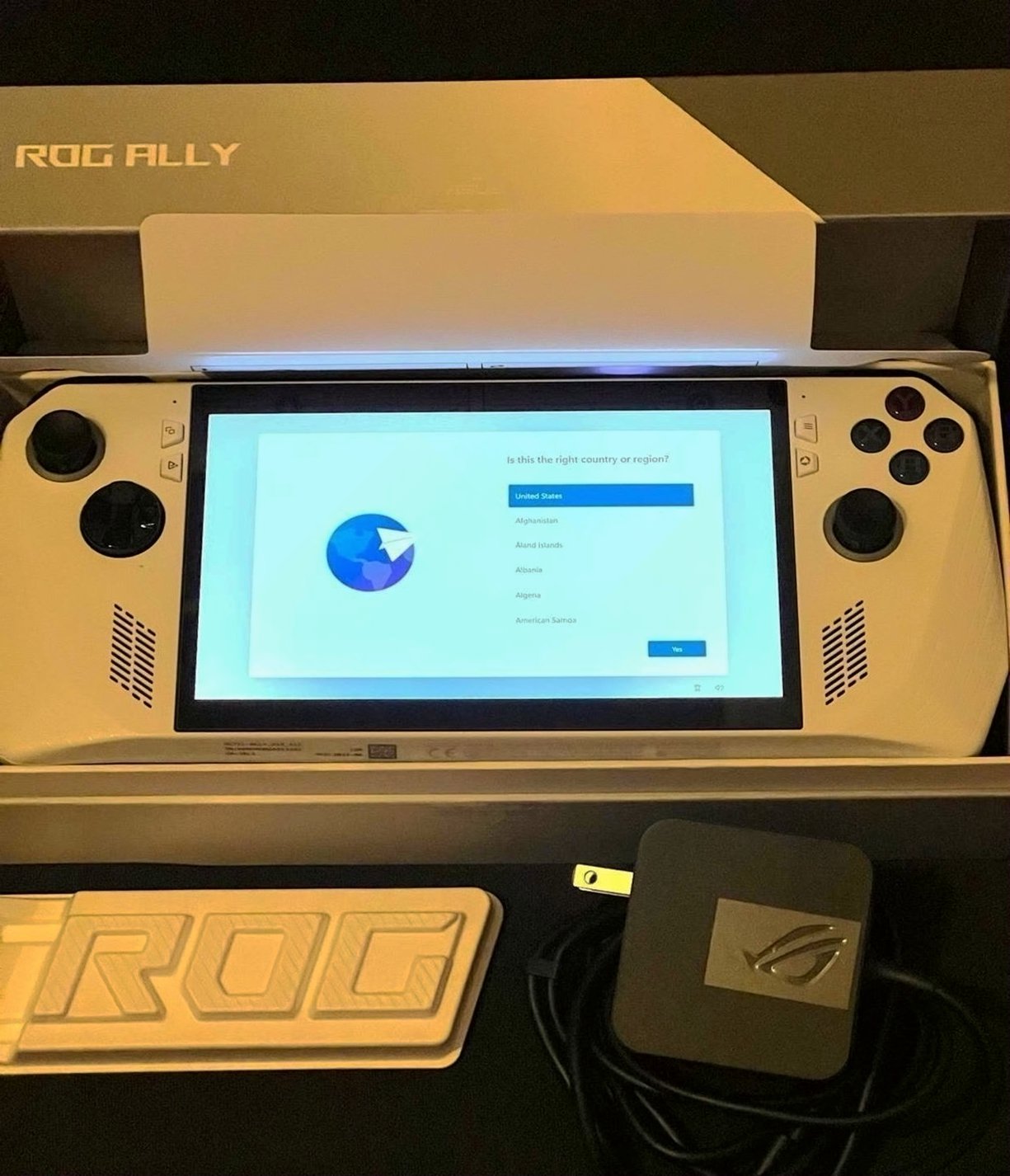 ASUS ROG Ally Z1 Extreme 512GB White Used - Unlocked image 2
