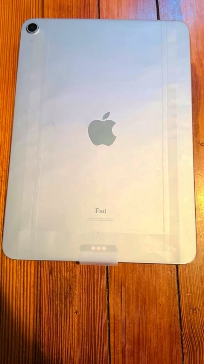 Apple iPad Air 64GB Sky Blue Unlocked - Used image 3