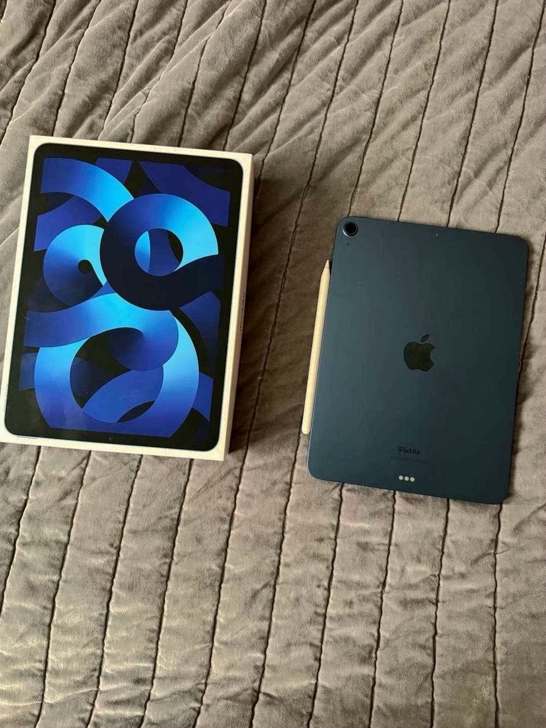 Apple iPad Air 5th Generation 64GB Unlocked Used image 2
