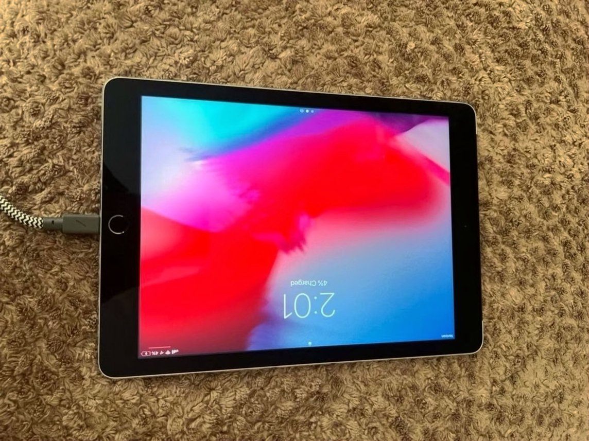 Apple iPad Air 2 3Z32 32GB Silver Unlocked - Used image 2