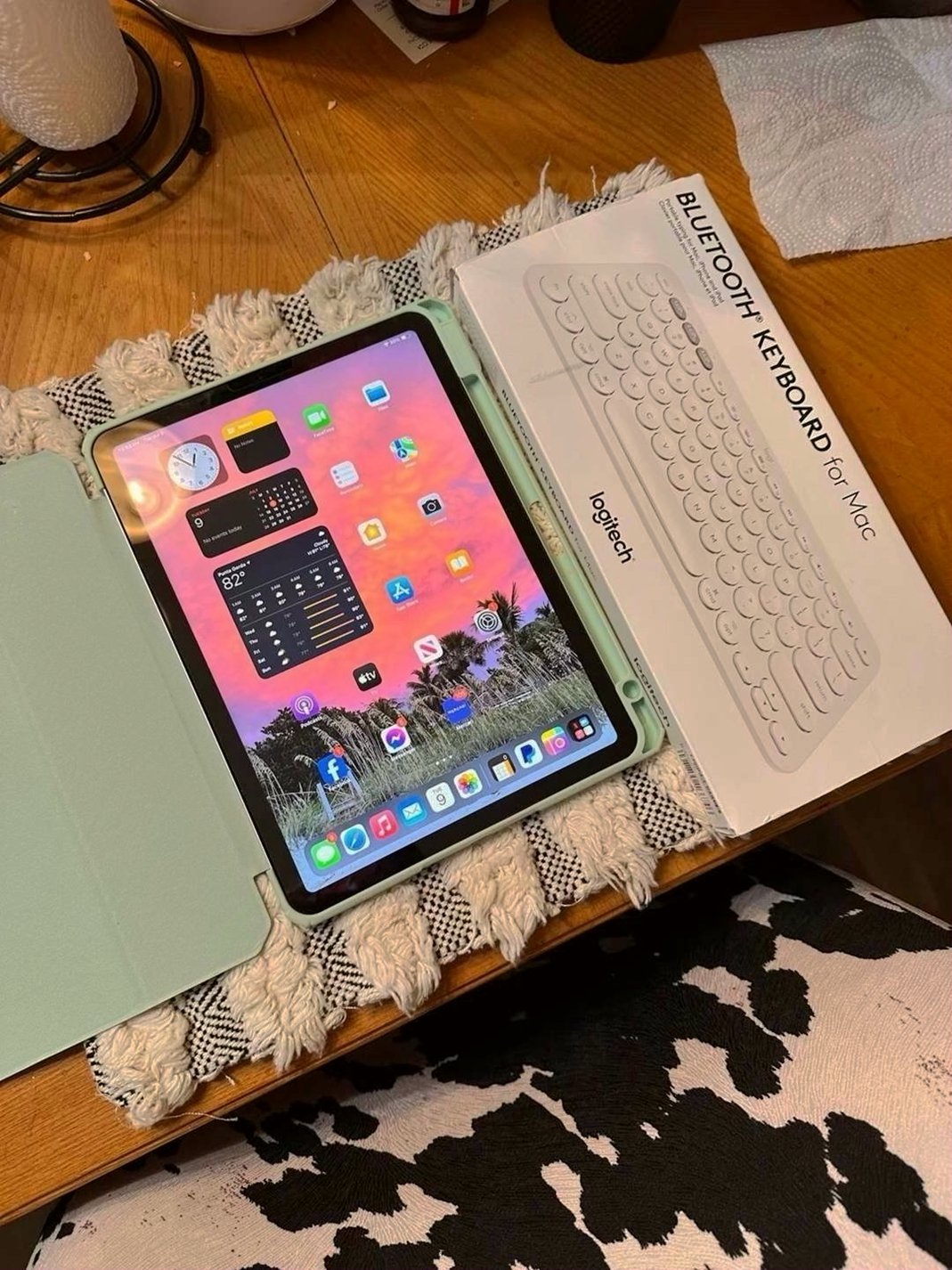 Apple iPad Air 5 with extras 256GB Space Gray Unlocked - Used