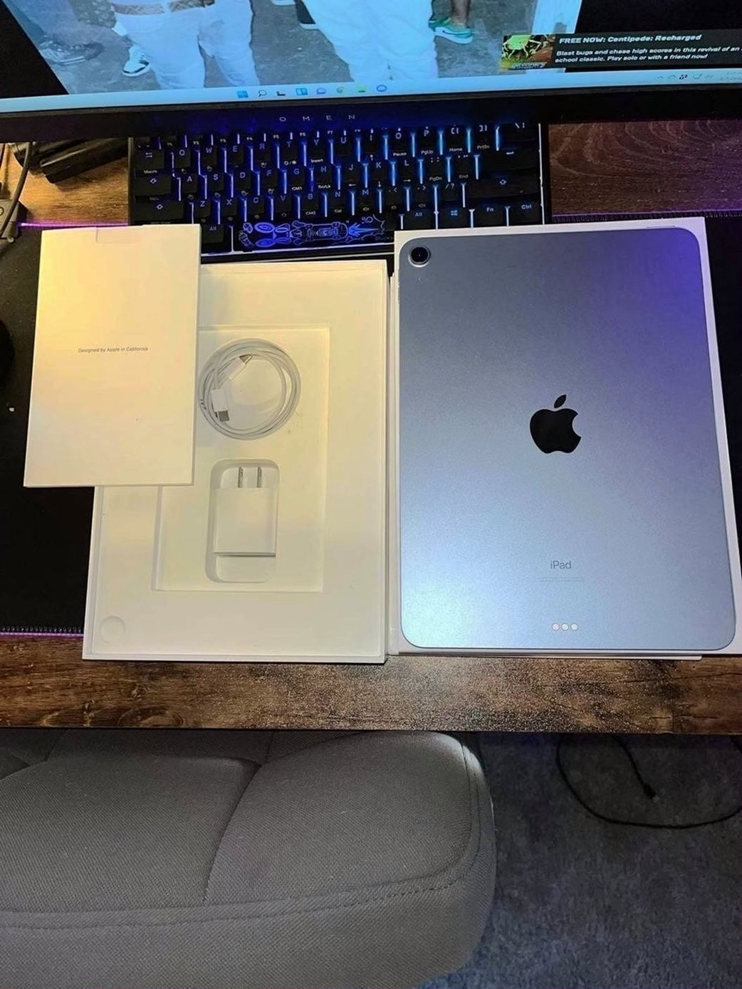 Apple iPad Air 64GB Sky Blue Unlocked - Used image 2