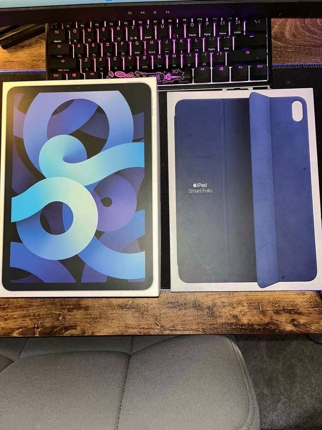 Apple iPad Air 64GB Sky Blue Unlocked - Used image 3