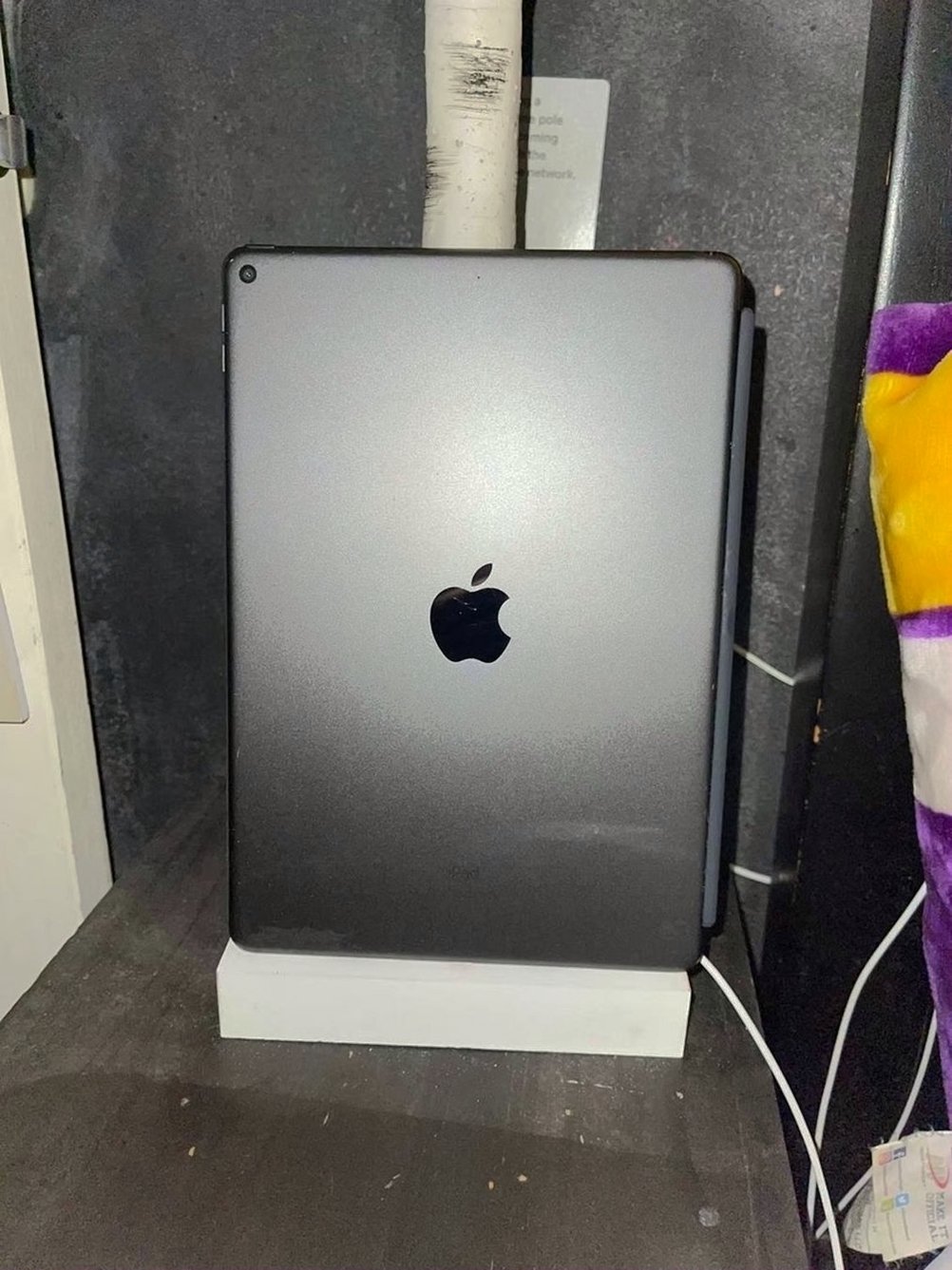 Apple iPad Air 3rd Generation 64GB Space Gray Unlocked - Used image 3