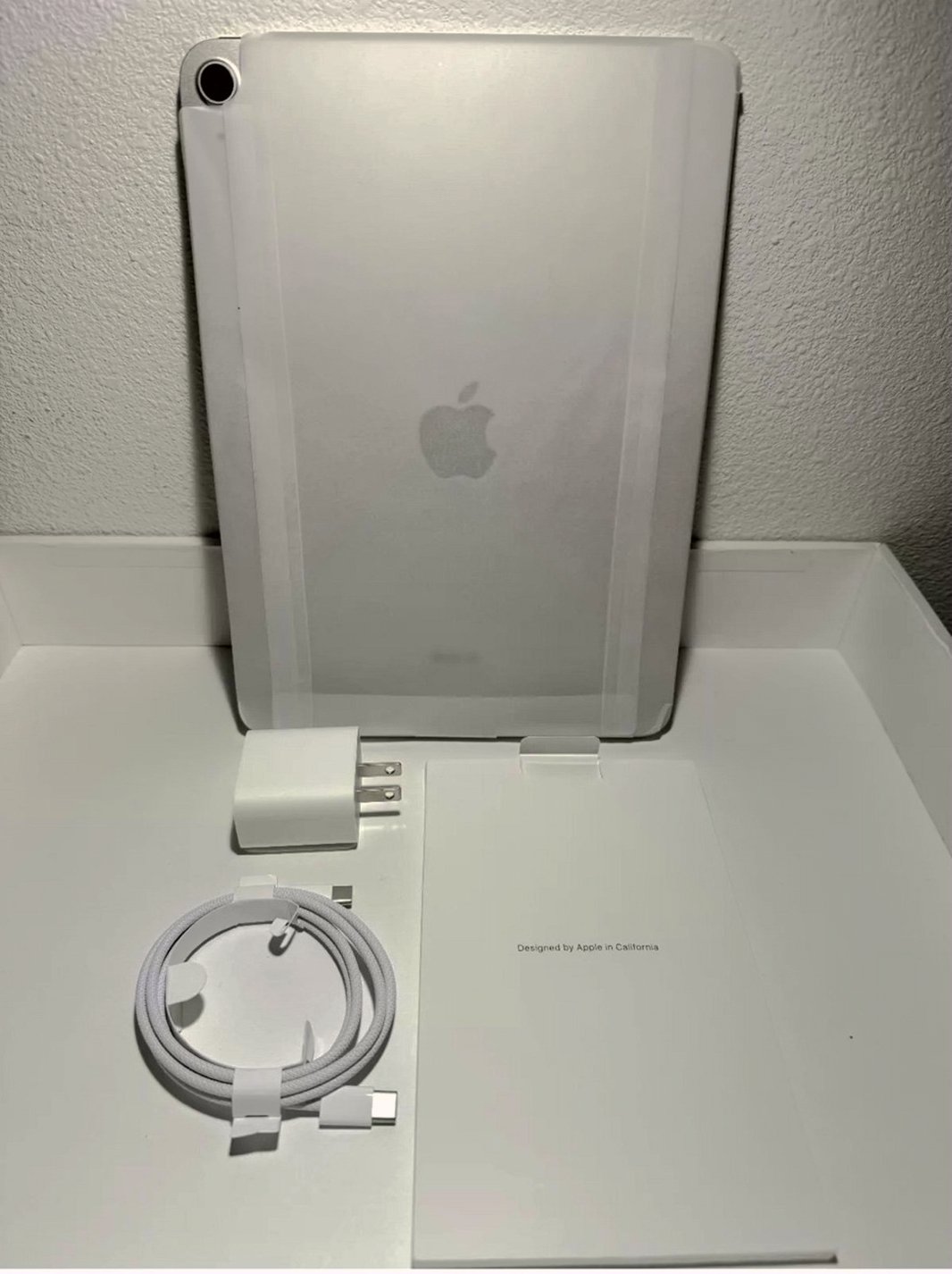 Apple iPad Air 5th Gen 256GB Starlight Unlocked - Used image 2