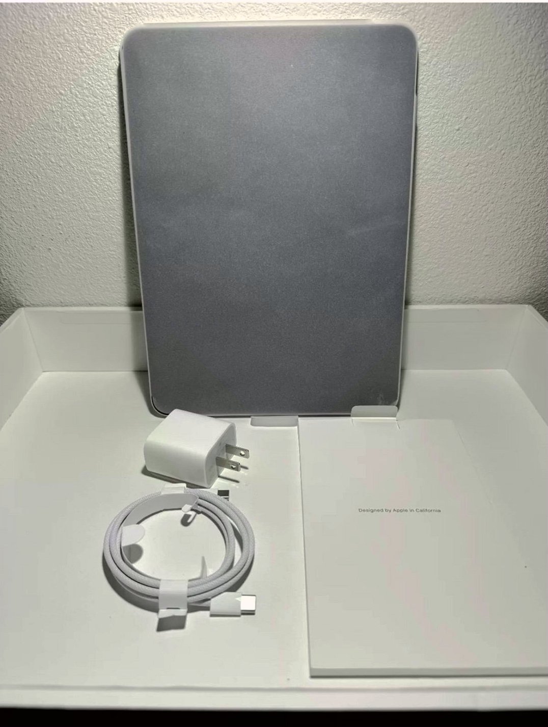 Apple iPad Air 5th Gen 256GB Starlight Unlocked - Used image 3