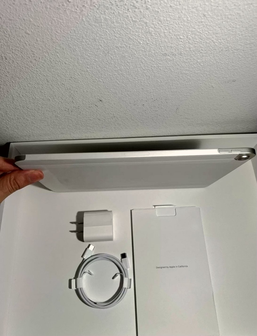 Apple iPad Air 5th Gen 256GB Starlight Unlocked - Used image 4