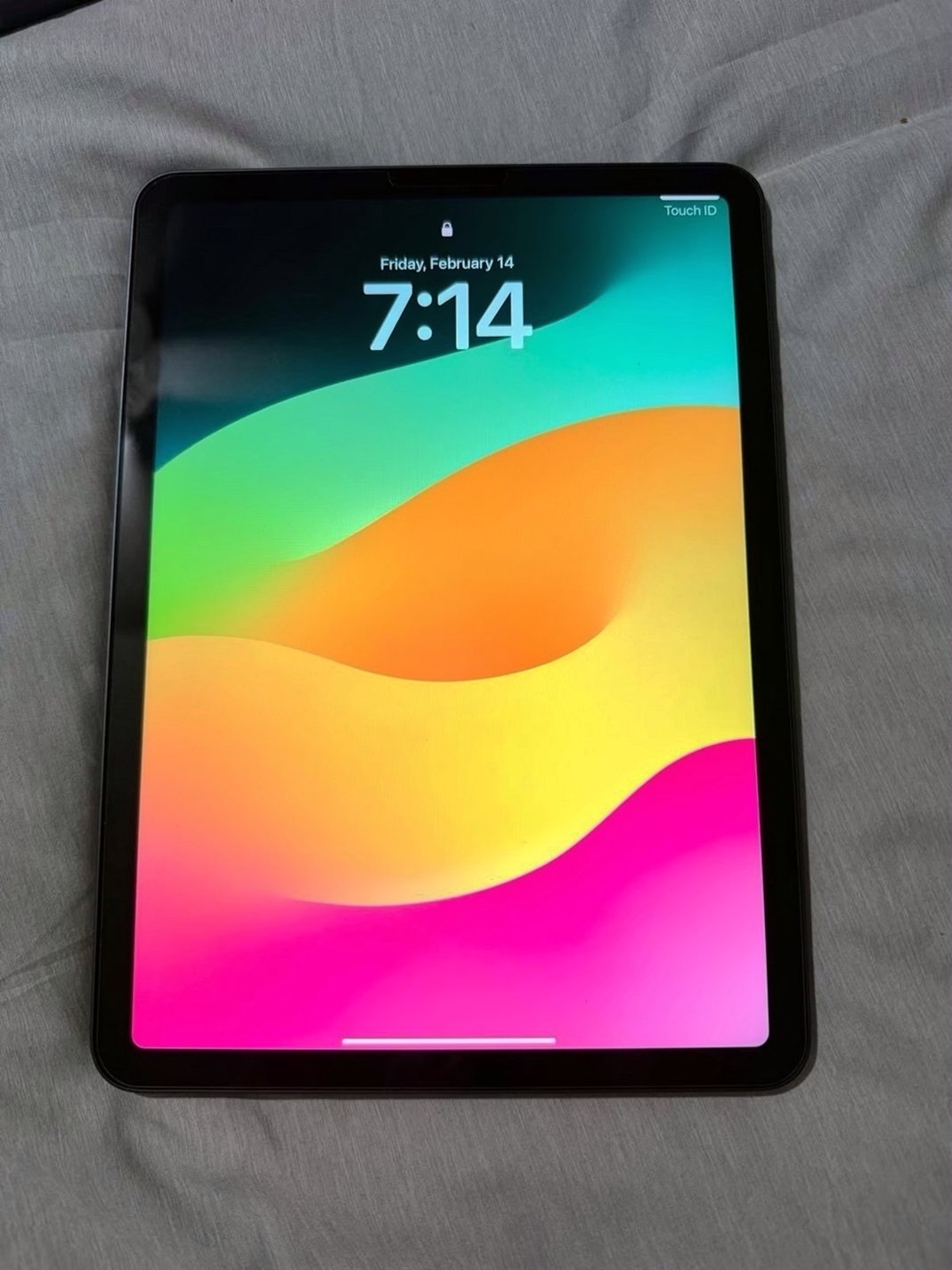 Apple iPad Air 5th Gen 64GB Space Gray Unlocked - Used image 2