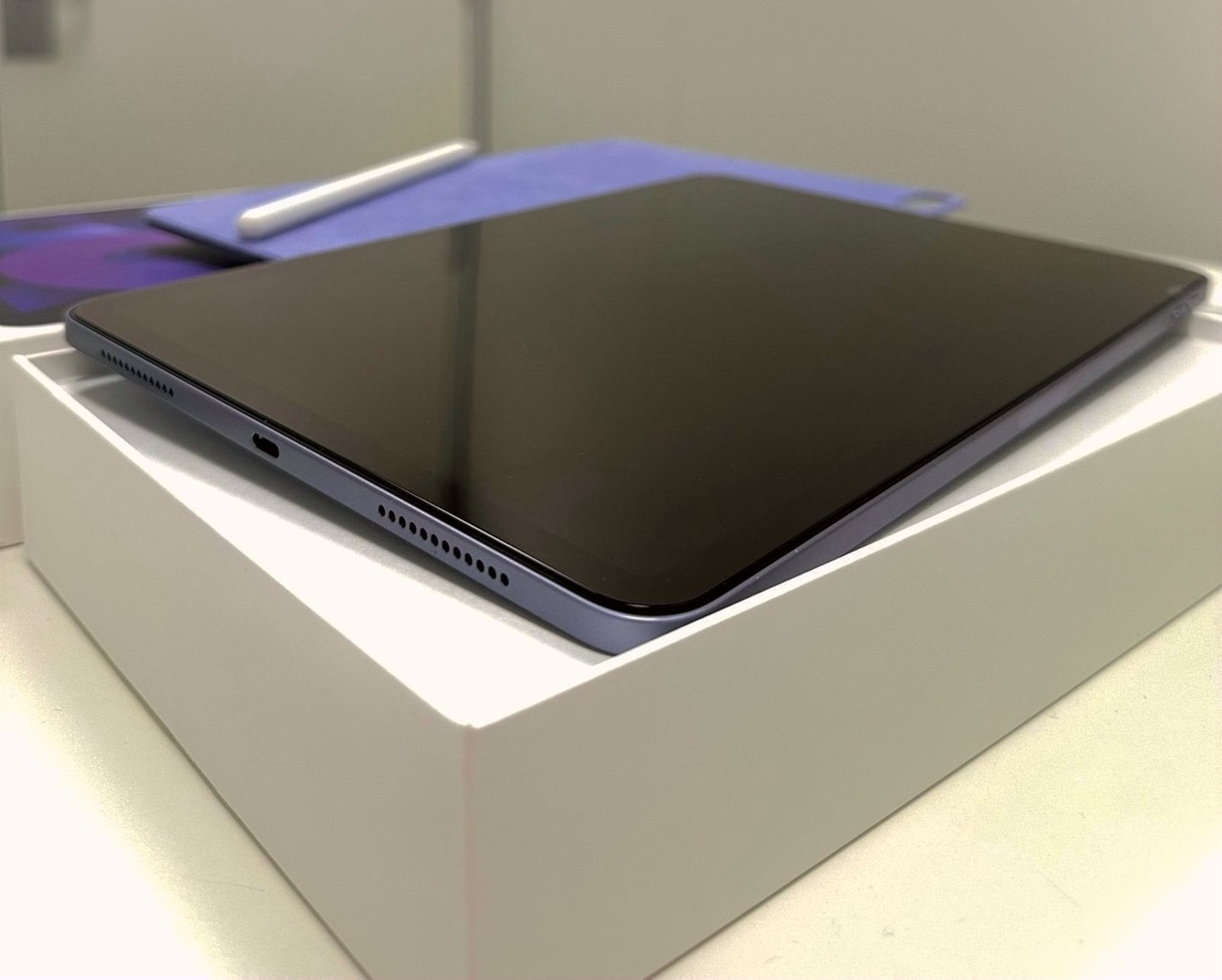 Apple iPad Air 5th Generation 64GB Purple Unlocked - Used image 4