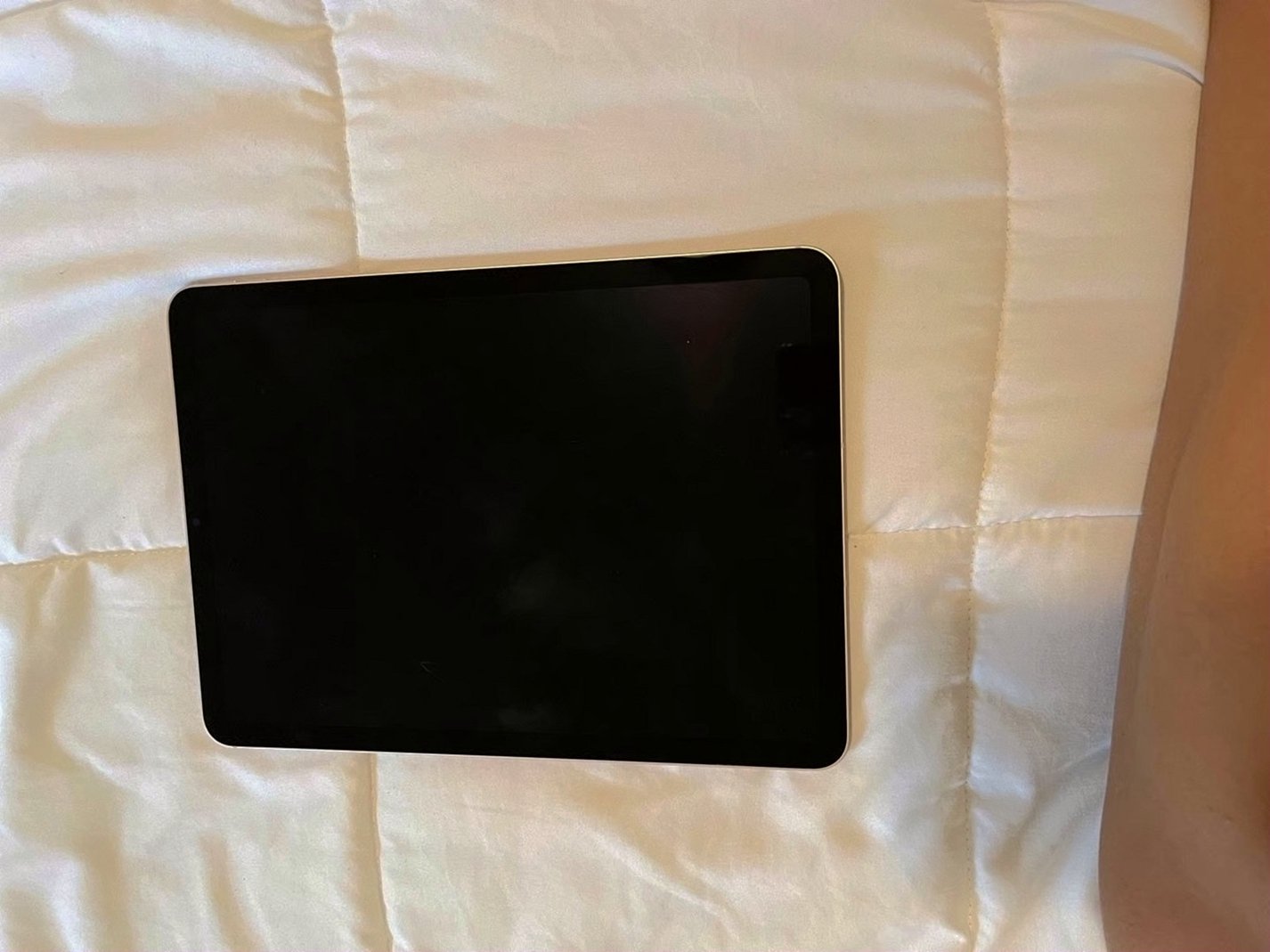 Apple iPad Air 5th Generation 64GB Space Gray Unlocked - Used image 3