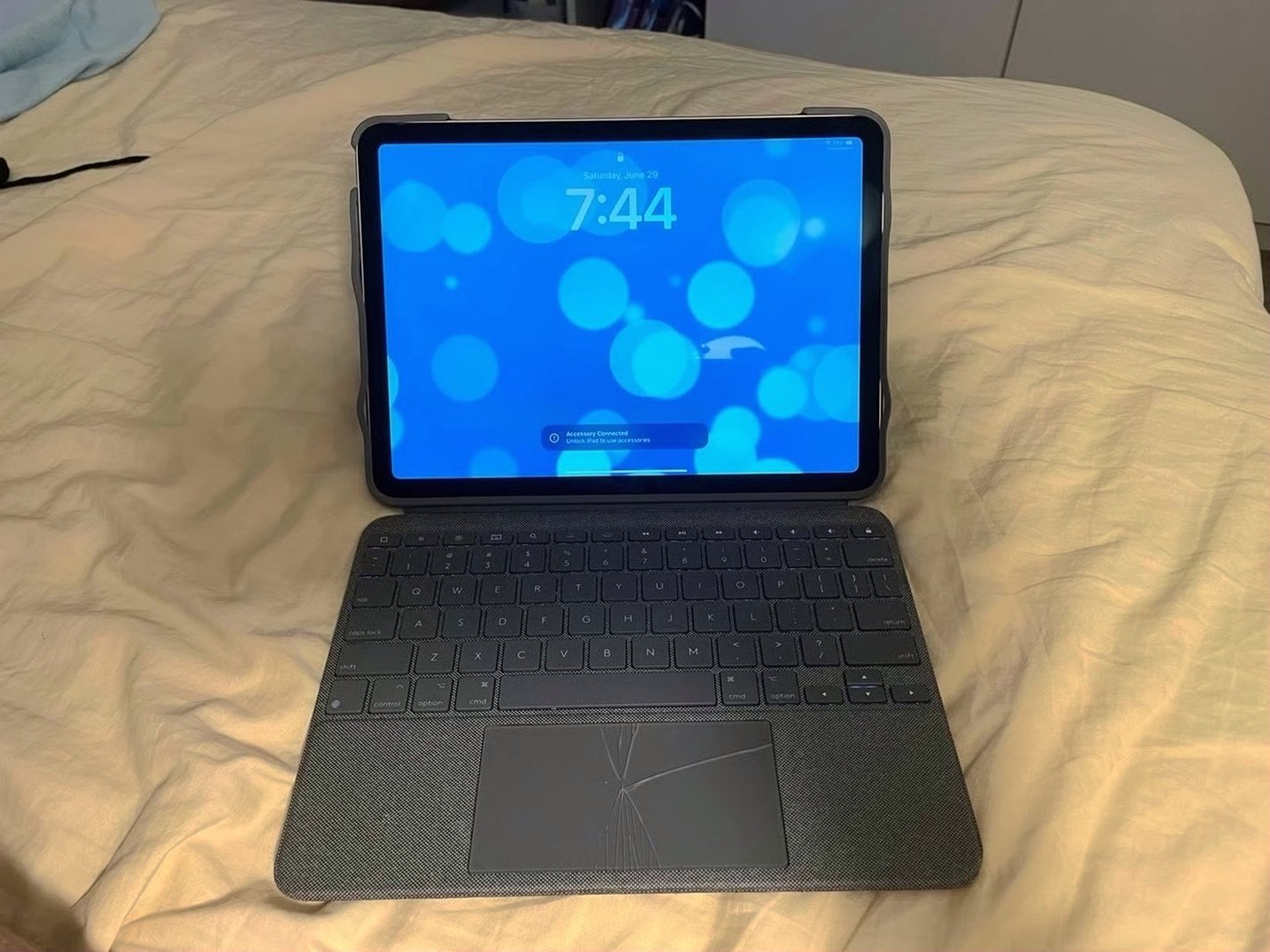 Apple iPad Air 5th Generation 64GB Starlight Silver Unlocked - Used image 3