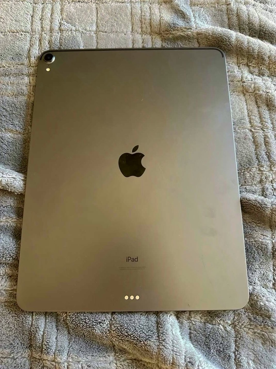 Apple iPad Air 5Y97 256GB Space Gray Unlocked - Used image 2