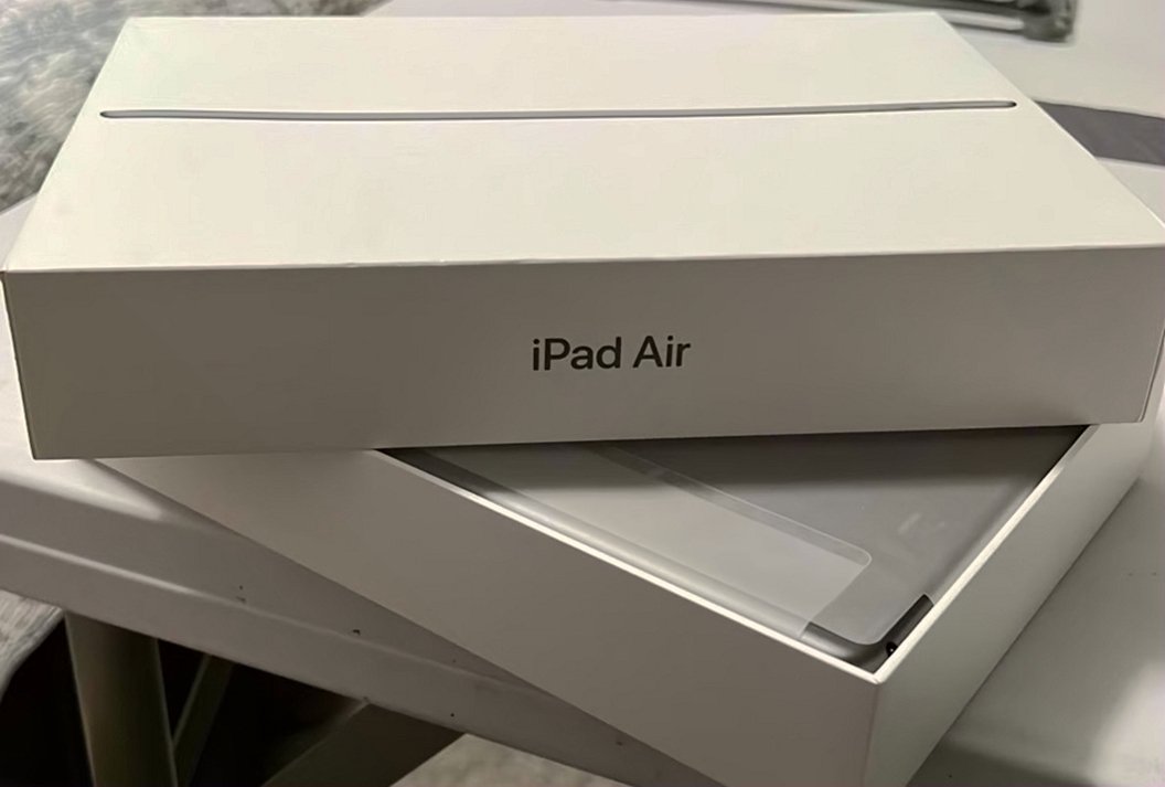 Apple iPad Air Model A2152 256GB Space Gray Unlocked - Used image 3