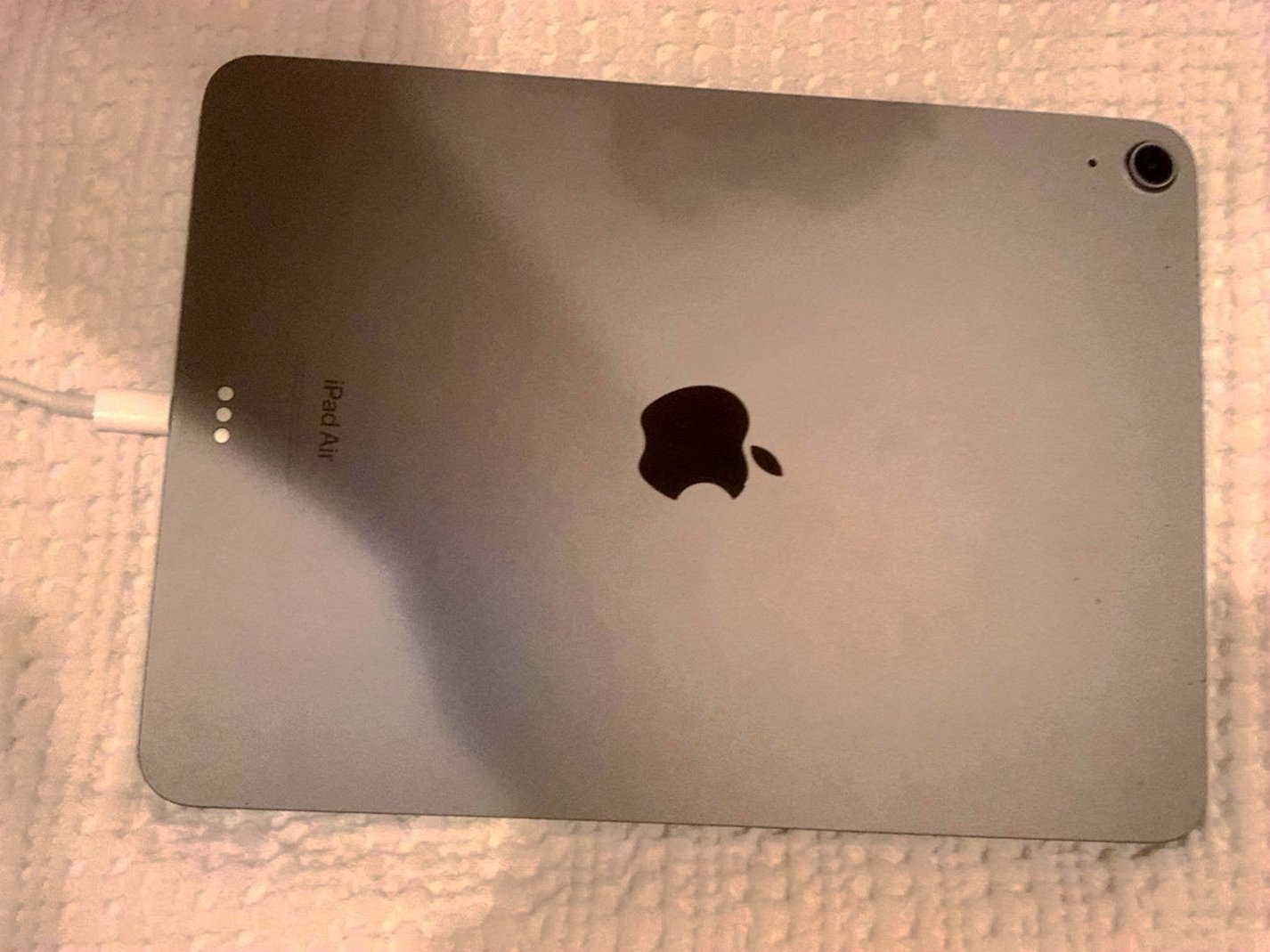 Apple iPad Air 5th Generation 64GB Unlocked - Used image 5