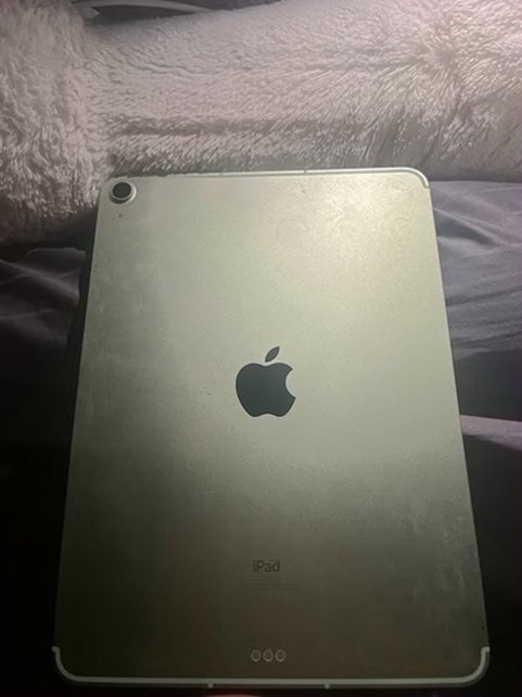 Apple iPad Air 5th Generation 64GB Unlocked Used image 2