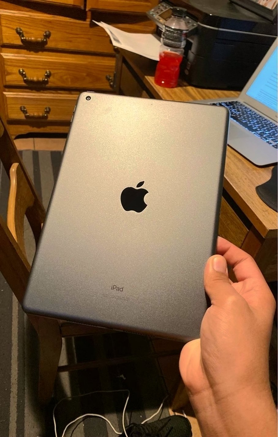 Apple iPad Air 7th Generation 32GB Space Gray Unlocked - Used image 2
