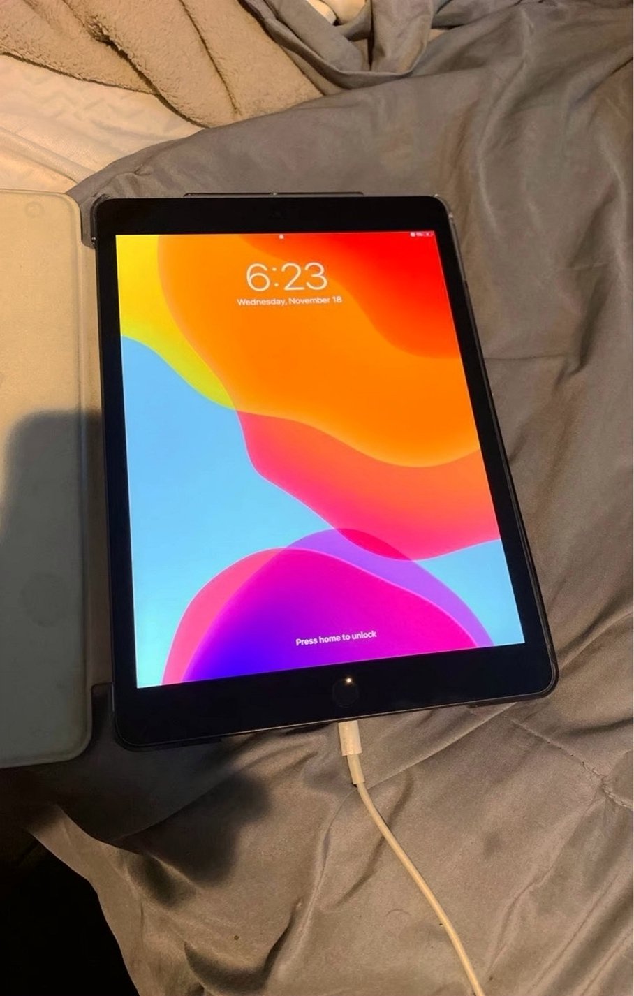 Apple iPad Air 7th Generation 32GB Space Gray Unlocked - Used image 5