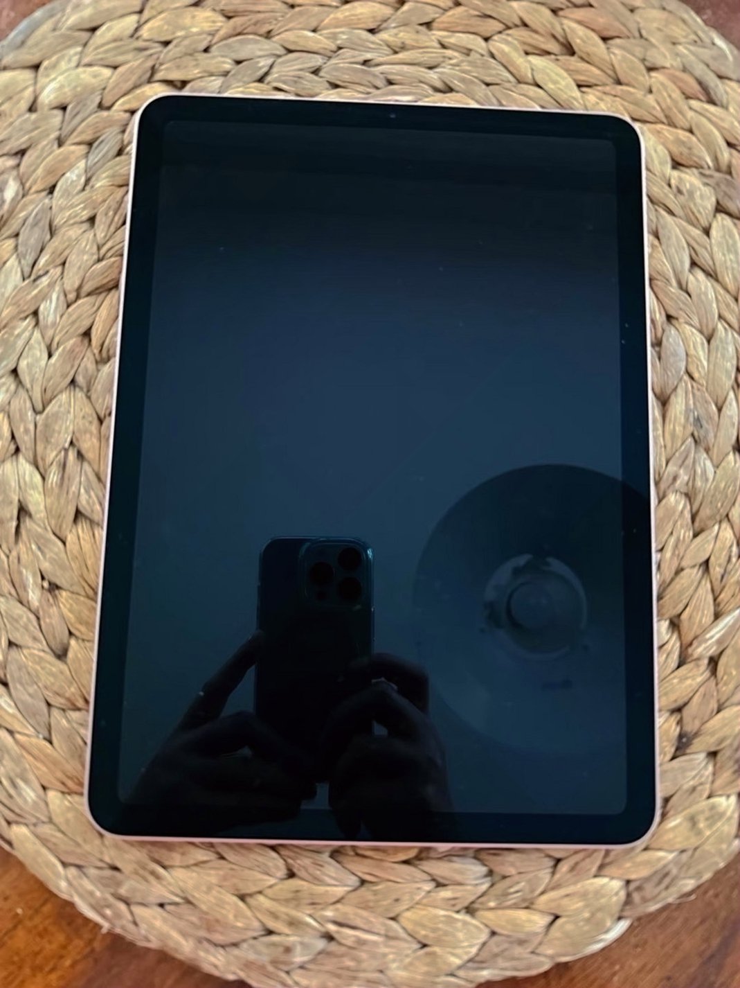 Apple iPad Air 8X86 64GB Space Gray Unlocked - Used image 2