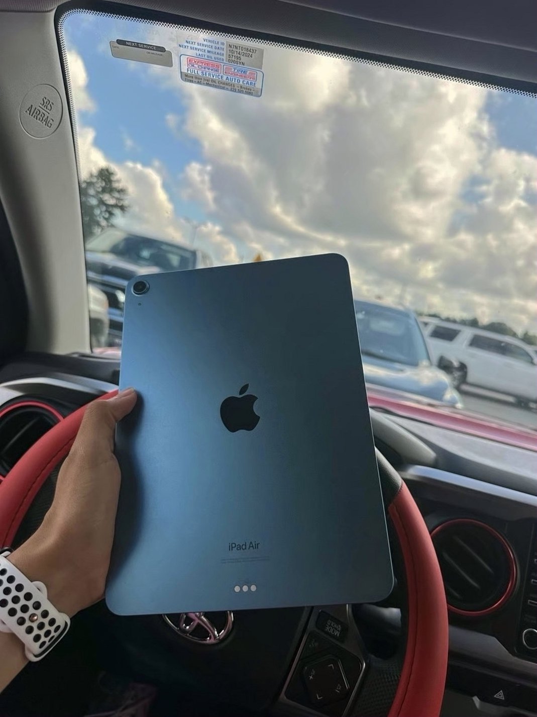 Apple iPad Air 10 Generation 64GB Unlocked - Used