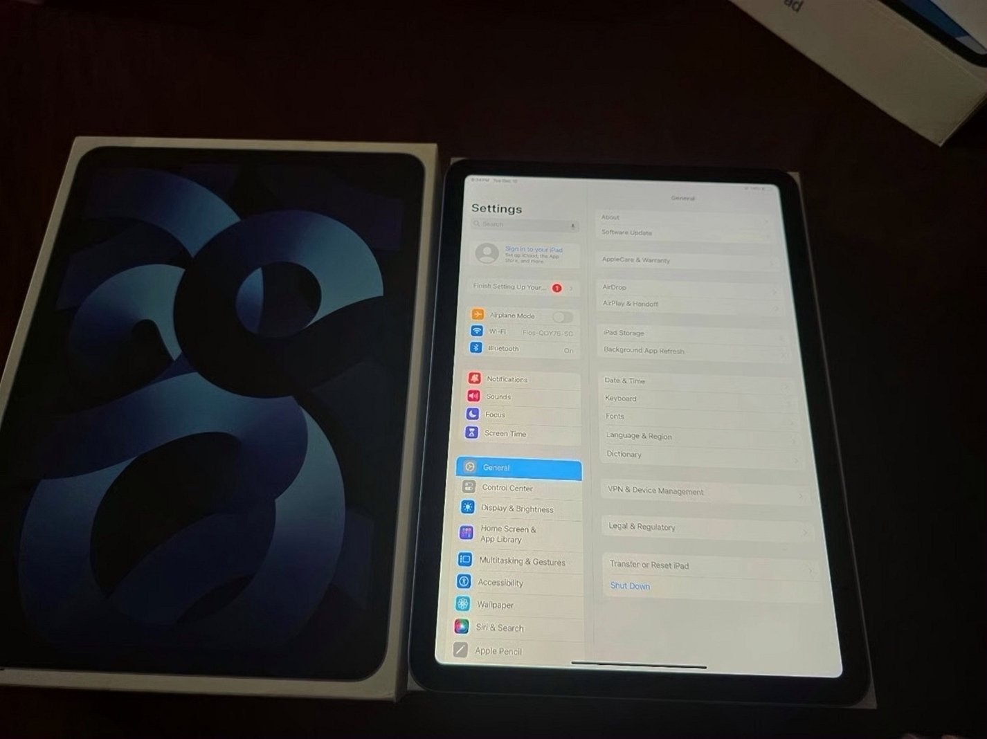 Apple iPad Air 5 64GB Space Gray Unlocked - Used image 3