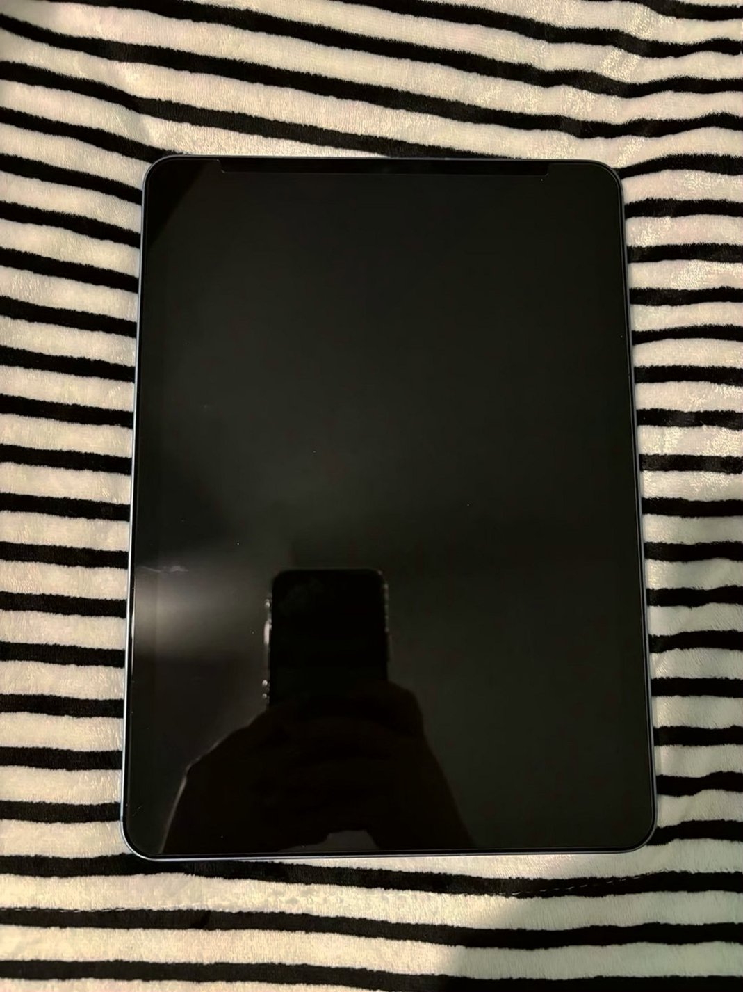 Apple iPad Air 5th Generation 64GB Space Gray Unlocked - Used image 2