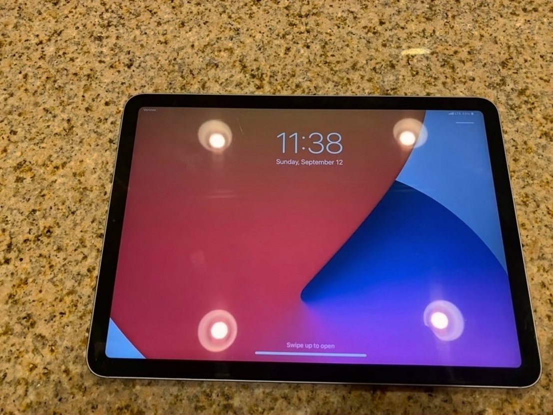 Apple iPad Air 5A99 64GB Space Gray Unlocked - Used image 2